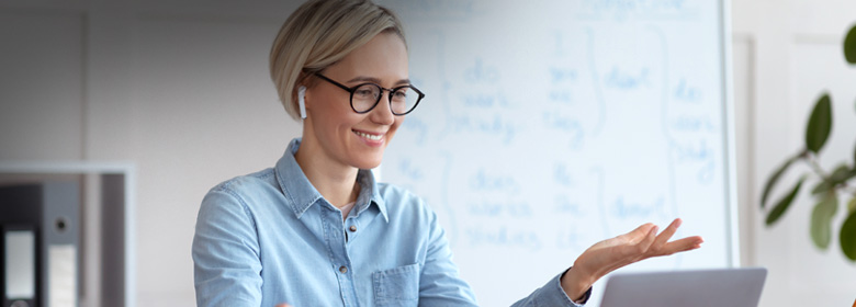 Litmos Begeisterte Teilnehmerin an Online-Training mit Litmos